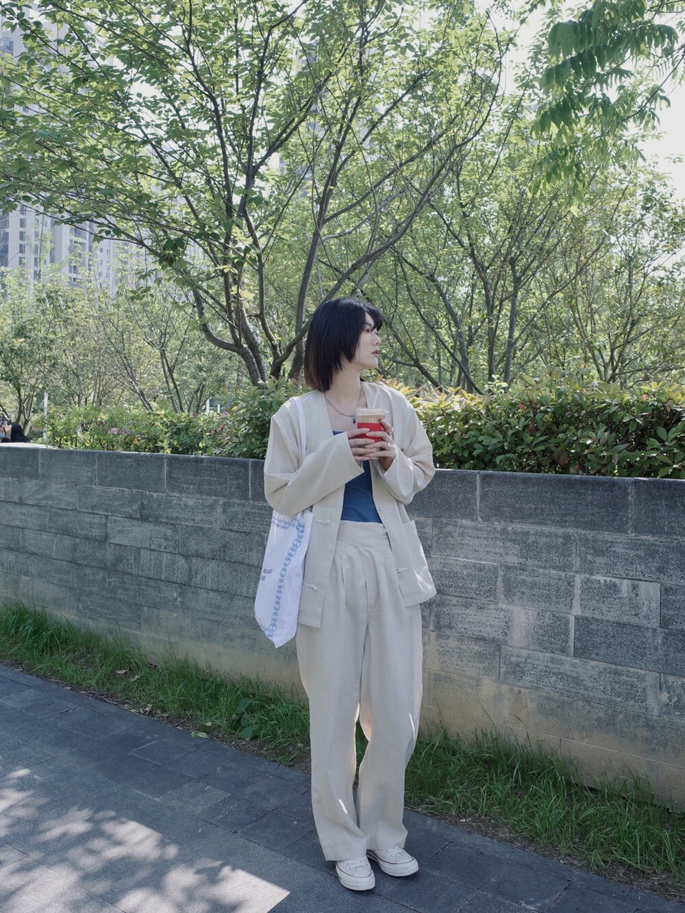 ホワイト系のシャツ/ブラウス、ブルー系のキャミソール、ホワイト系のその他パンツを着用したレディースの春コーディネートの2枚目の写真