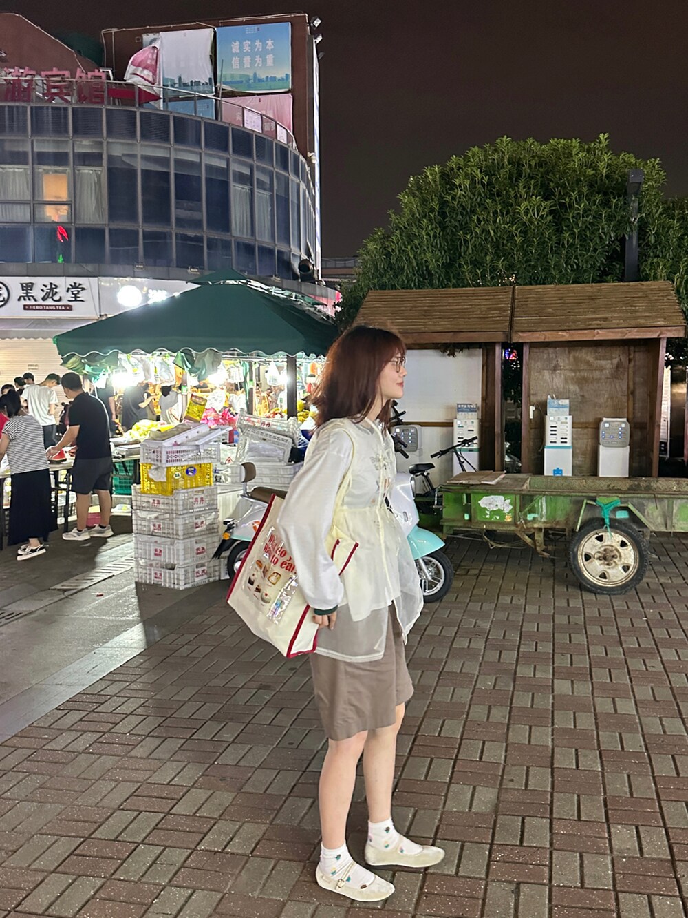 ベージュ系のTシャツ/カットソー、ホワイト系のベスト、ブラウン系のその他パンツを着用したレディースの秋コーディネートの2枚目の写真