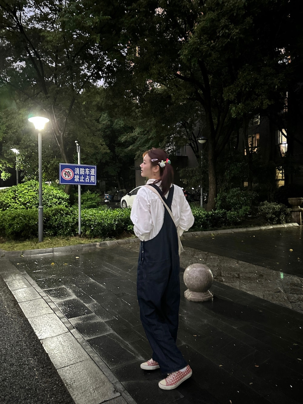 ホワイト系のシャツ/ブラウス、ベージュ系のショルダーバッグ、ブルー系のサロペット/オーバーオールを着用したレディースの春コーディネートの2枚目の写真