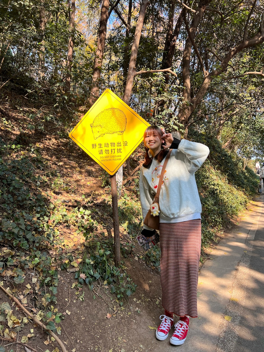 ブラック系のシャツ/ブラウス、ブラウン系のトートバッグ、レッド系のスカートを着用したレディースの冬コーディネートの2枚目の写真