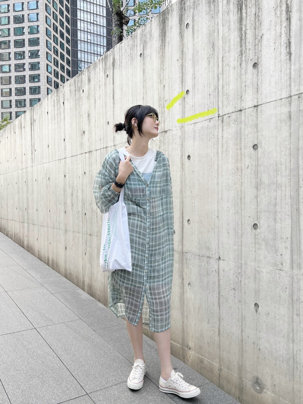 グリーン系のワンピース、ホワイト系のTシャツ/カットソー、ホワイト系のスニーカーを着用したレディースの夏コーディネートの2枚目の写真