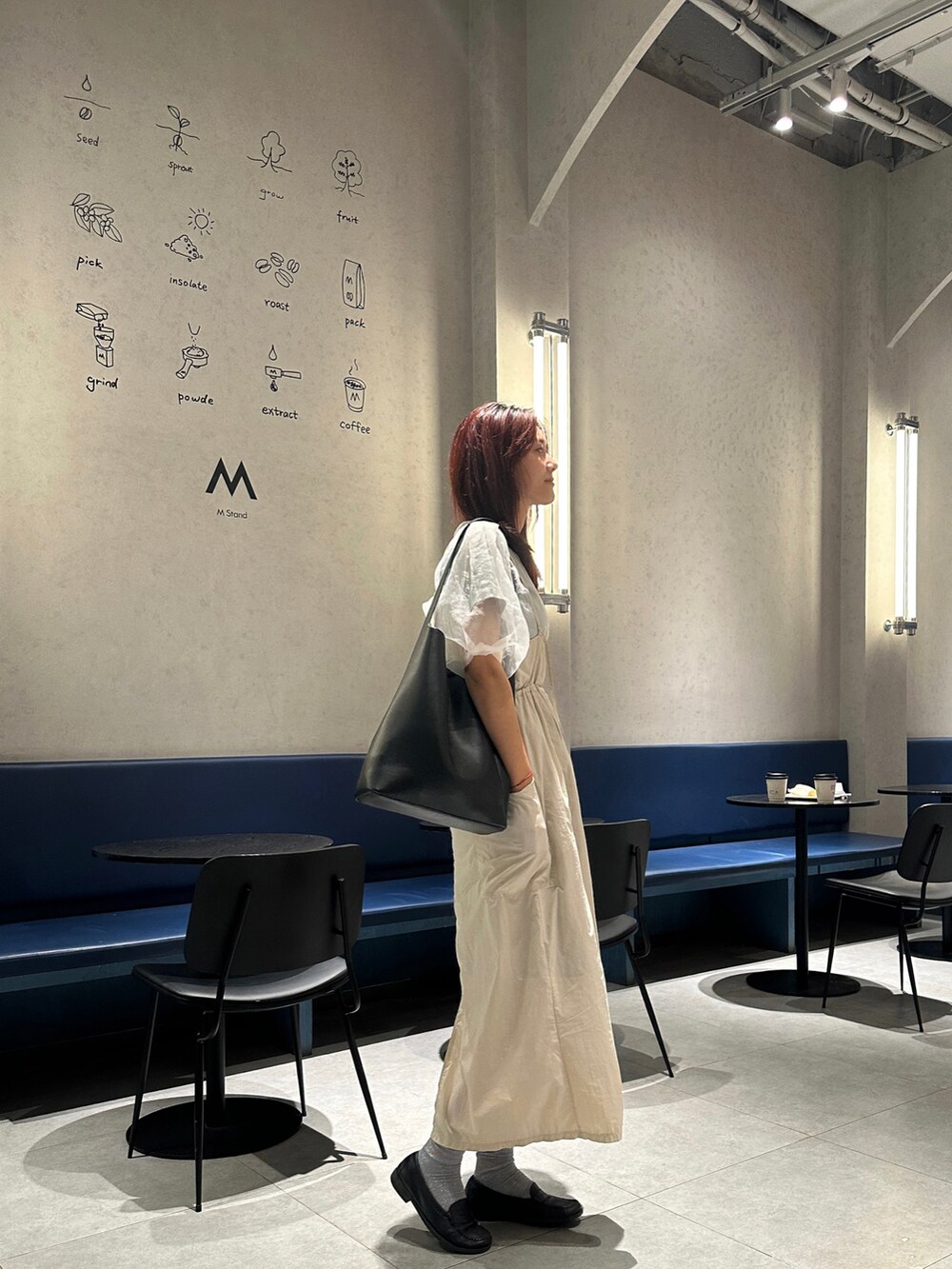 ホワイト系のシャツ/ブラウス、ブルー系のTシャツ/カットソー、ホワイト系のワンピースを着用したレディースの秋コーディネートの2枚目の写真