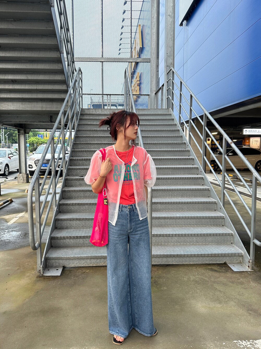 ホワイト系のシャツ/ブラウス、ピンク系のトートバッグ、オレンジ系のTシャツ/カットソーを着用したレディースの夏コーディネートの2枚目の写真