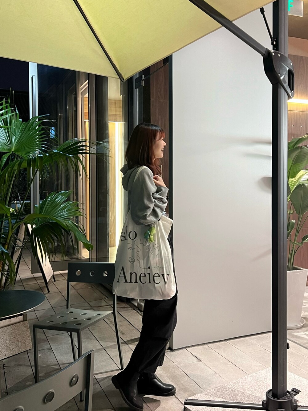 グリーン系のTシャツ/カットソー、グレー系のカーディガン/ボレロ、ブラック系のその他パンツを着用したレディースの秋コーディネートの2枚目の写真