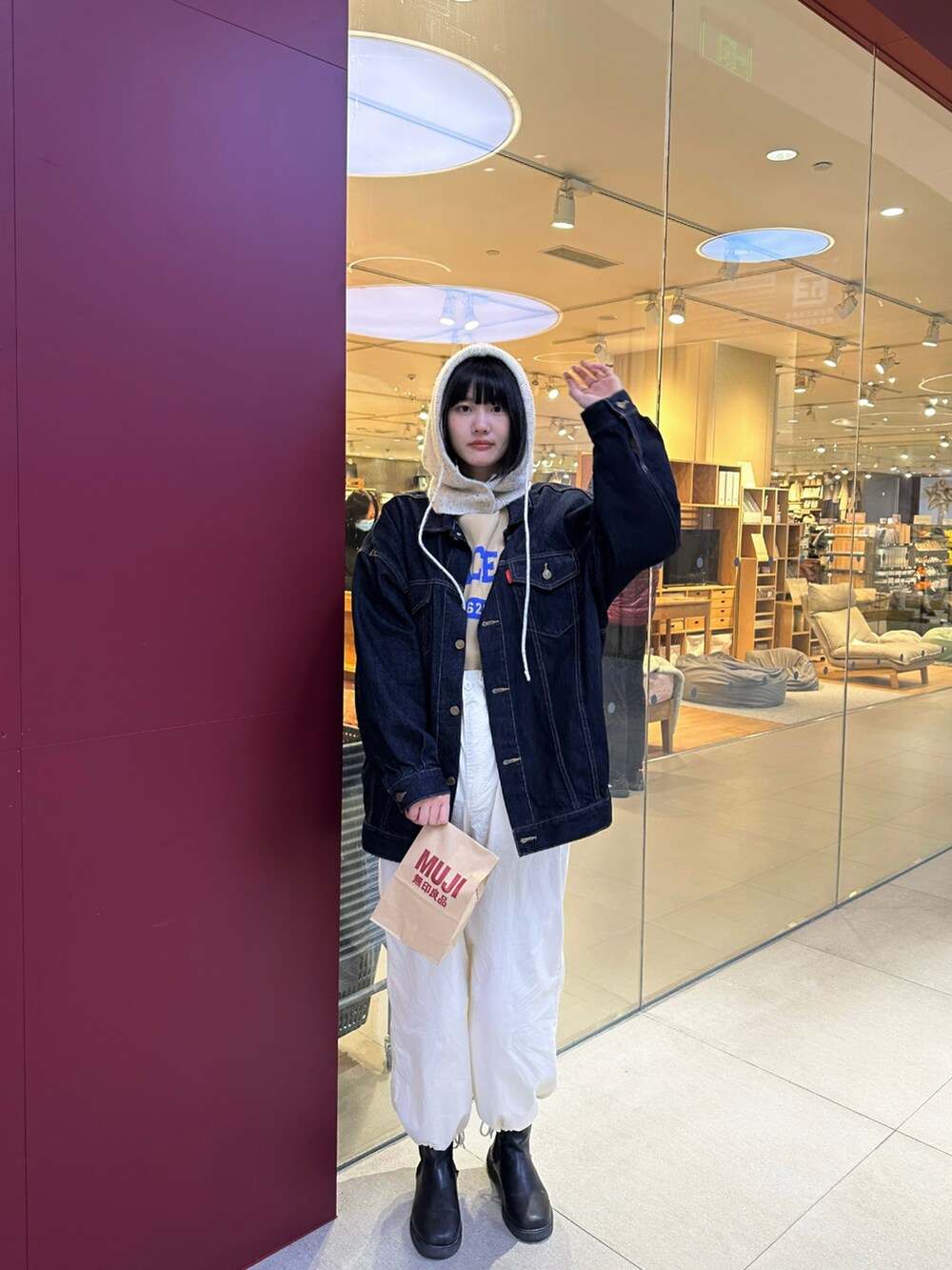 ブルー系のデニムジャケット、ベージュ系のTシャツ/カットソー、ベージュ系のその他パンツを着用したレディースの冬コーディネートの2枚目の写真