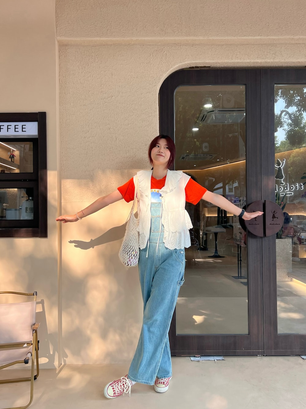 ホワイト系のシャツ/ブラウス、オレンジ系のTシャツ/カットソー、ブルー系のつなぎ/オールインワンを着用したレディースの夏コーディネートの3枚目の写真