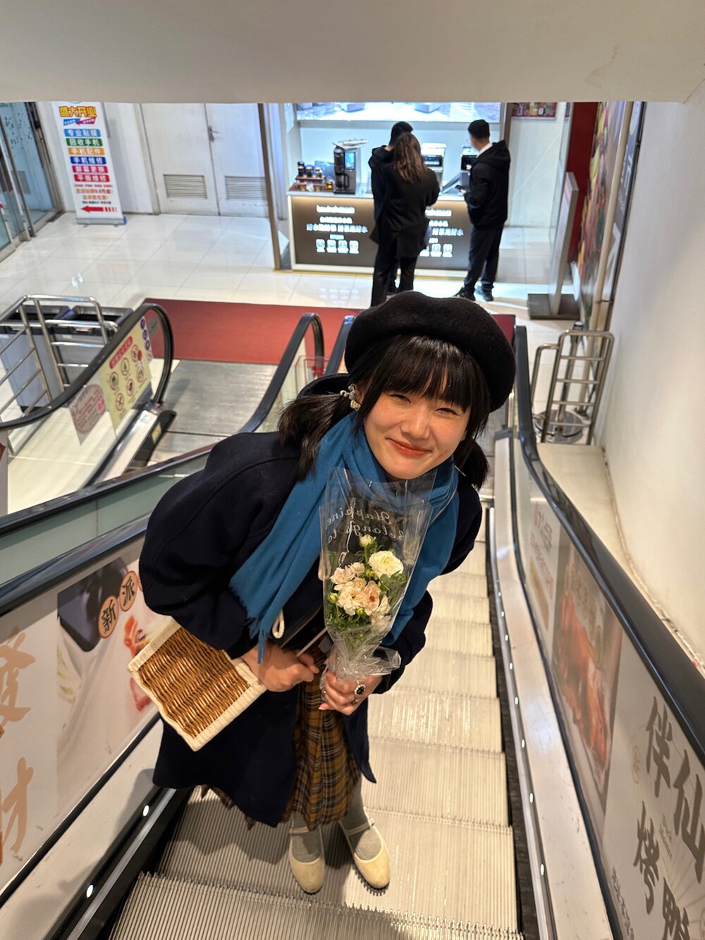 ブルー系のダッフルコート、ブラウン系のスカート、ブラック系のニット/セーターを着用したレディースの冬コーディネートの2枚目の写真