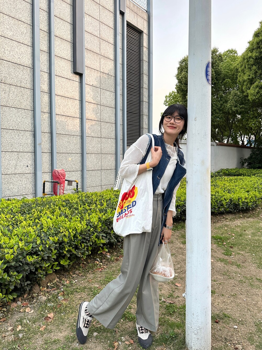 ホワイト系のカーディガン/ボレロ、ブルー系のベスト、グレー系のその他パンツを着用したレディースの春コーディネートの2枚目の写真