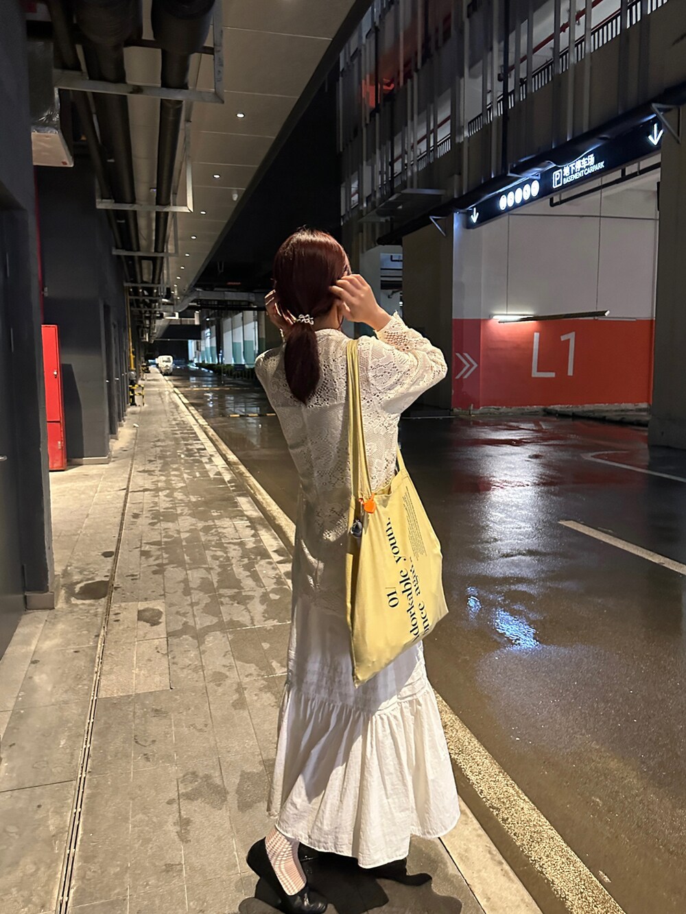 ホワイト系のテーラードジャケット、ホワイト系のスカート、ホワイト系のキャミソールを着用したレディースの夏コーディネートの3枚目の写真