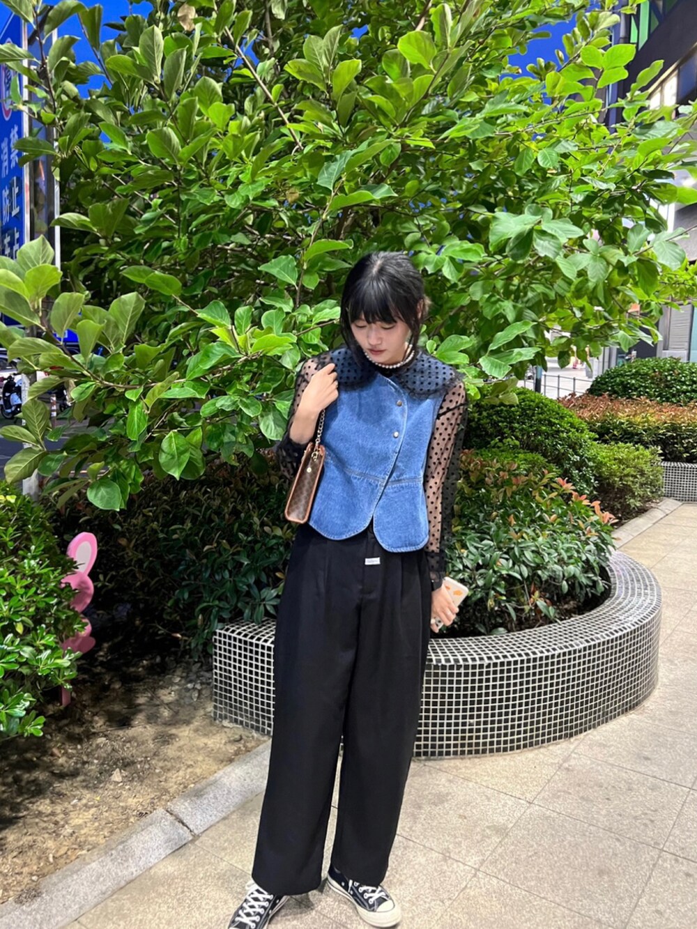 ブラック系のシャツ/ブラウス、ブルー系のベスト、ブラック系のキャミソールを着用したレディースの秋コーディネートの2枚目の写真