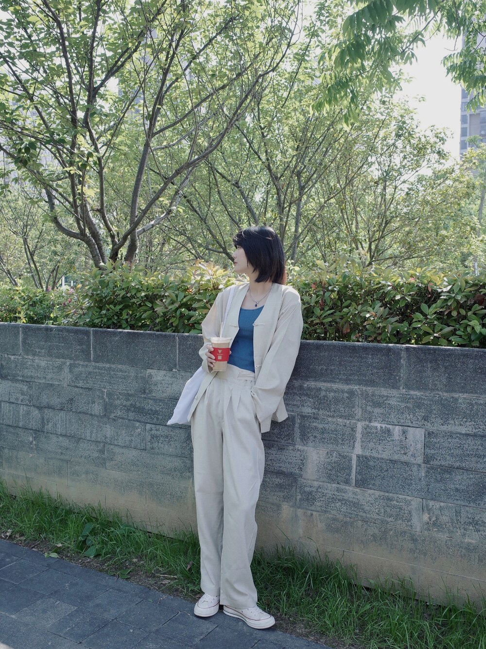 ホワイト系のシャツ/ブラウス、ブルー系のキャミソール、ホワイト系のその他パンツを着用したレディースの春コーディネートの3枚目の写真