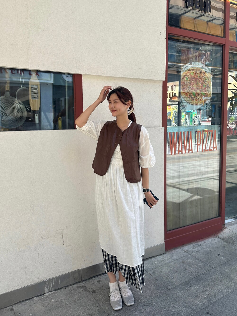 ホワイト系のワンピース/ドレス、ブラウン系のベスト、ホワイト系のスカートを着用したレディースの秋コーディネートの3枚目の写真