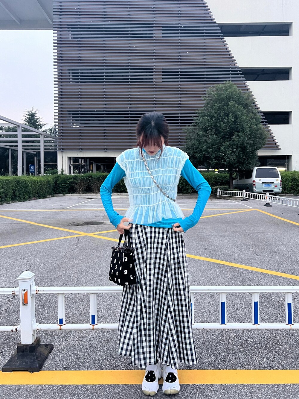 ホワイト系のTシャツ/カットソー、ブルー系のTシャツ/カットソー、ホワイト系のスカートを着用したレディースの秋コーディネートの3枚目の写真