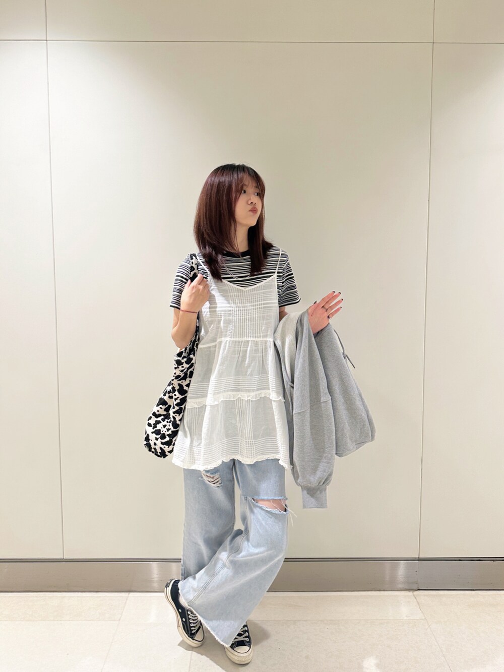 グリーン系のTシャツ/カットソー、ホワイト系のシャツ/ブラウス、グレー系のカーディガン/ボレロを着用したレディースの秋コーディネートの4枚目の写真