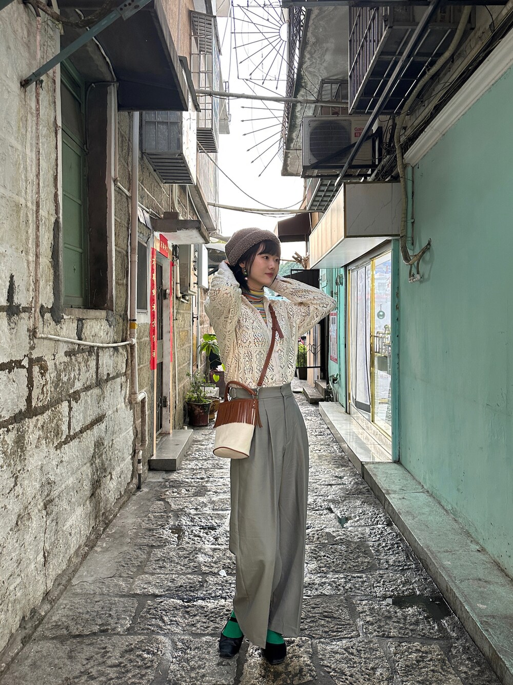 イエロー系のTシャツ/カットソー、ホワイト系のシャツ/ブラウス、グレー系のその他パンツを着用したレディースの冬コーディネートの2枚目の写真