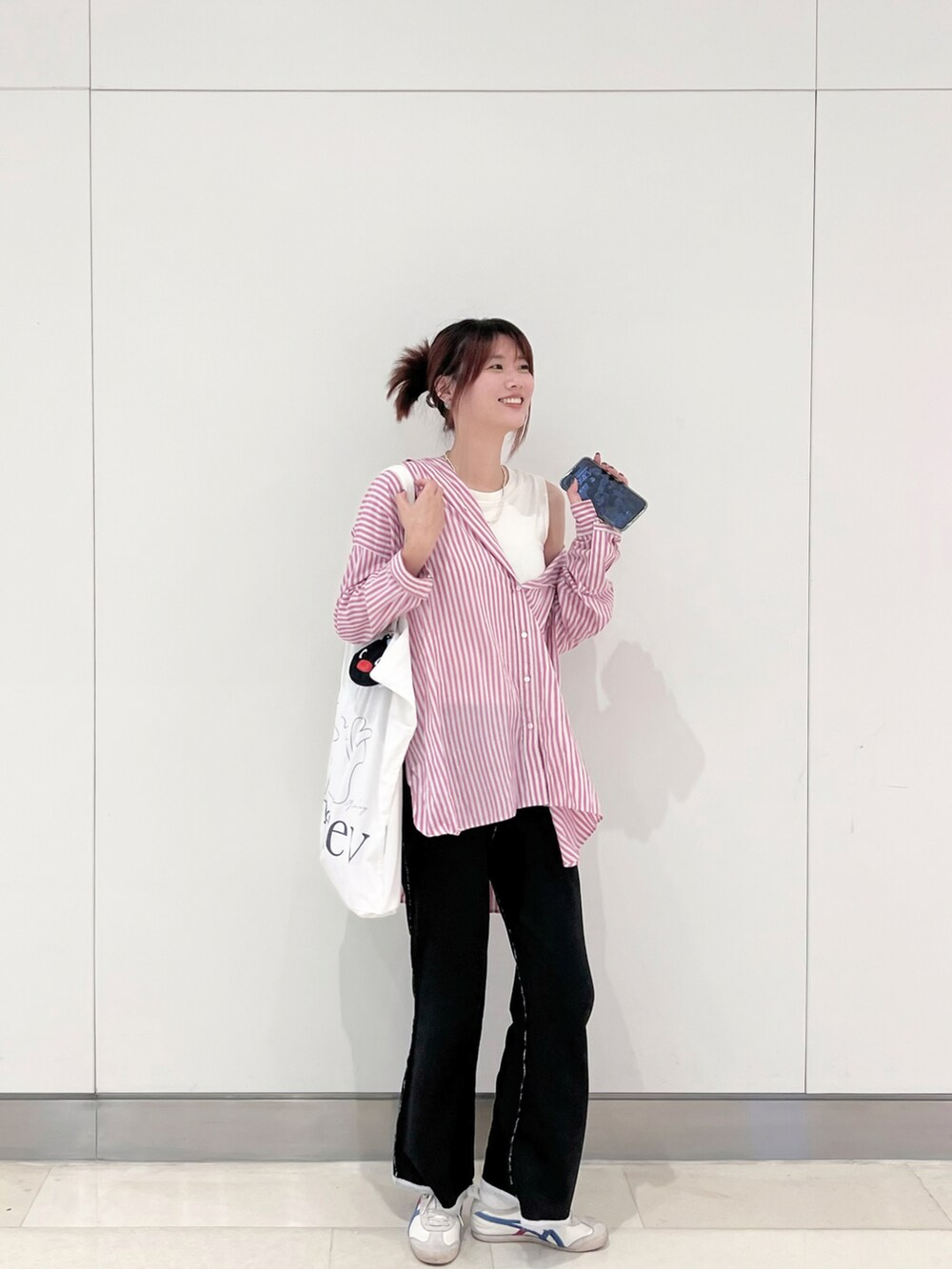 ピンク系のシャツ/ブラウス、ホワイト系のトートバッグ、ホワイト系のその他パンツを着用したレディースの秋コーディネートの2枚目の写真