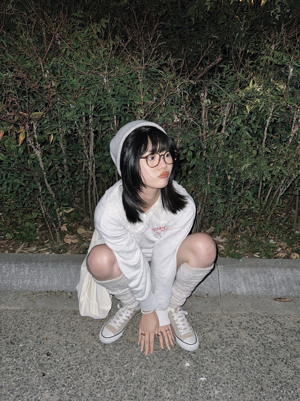 ベージュ系のスニーカー、ホワイト系のショルダーバッグ、グレー系のスウェットを着用したレディースの春コーディネートの3枚目の写真