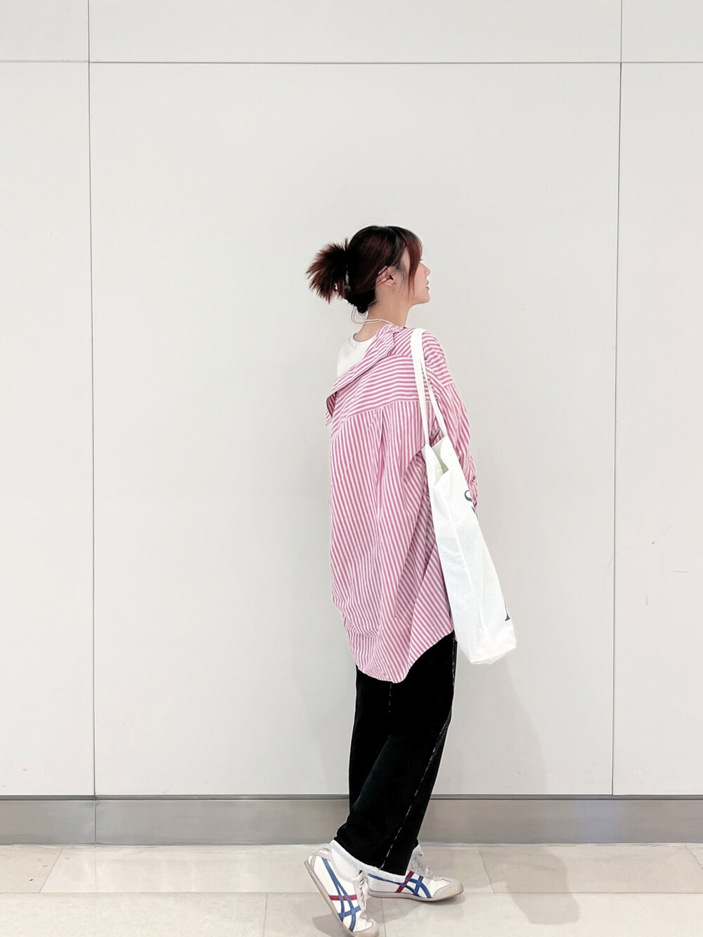 ピンク系のシャツ/ブラウス、ホワイト系のトートバッグ、ホワイト系のその他パンツを着用したレディースの秋コーディネートの3枚目の写真