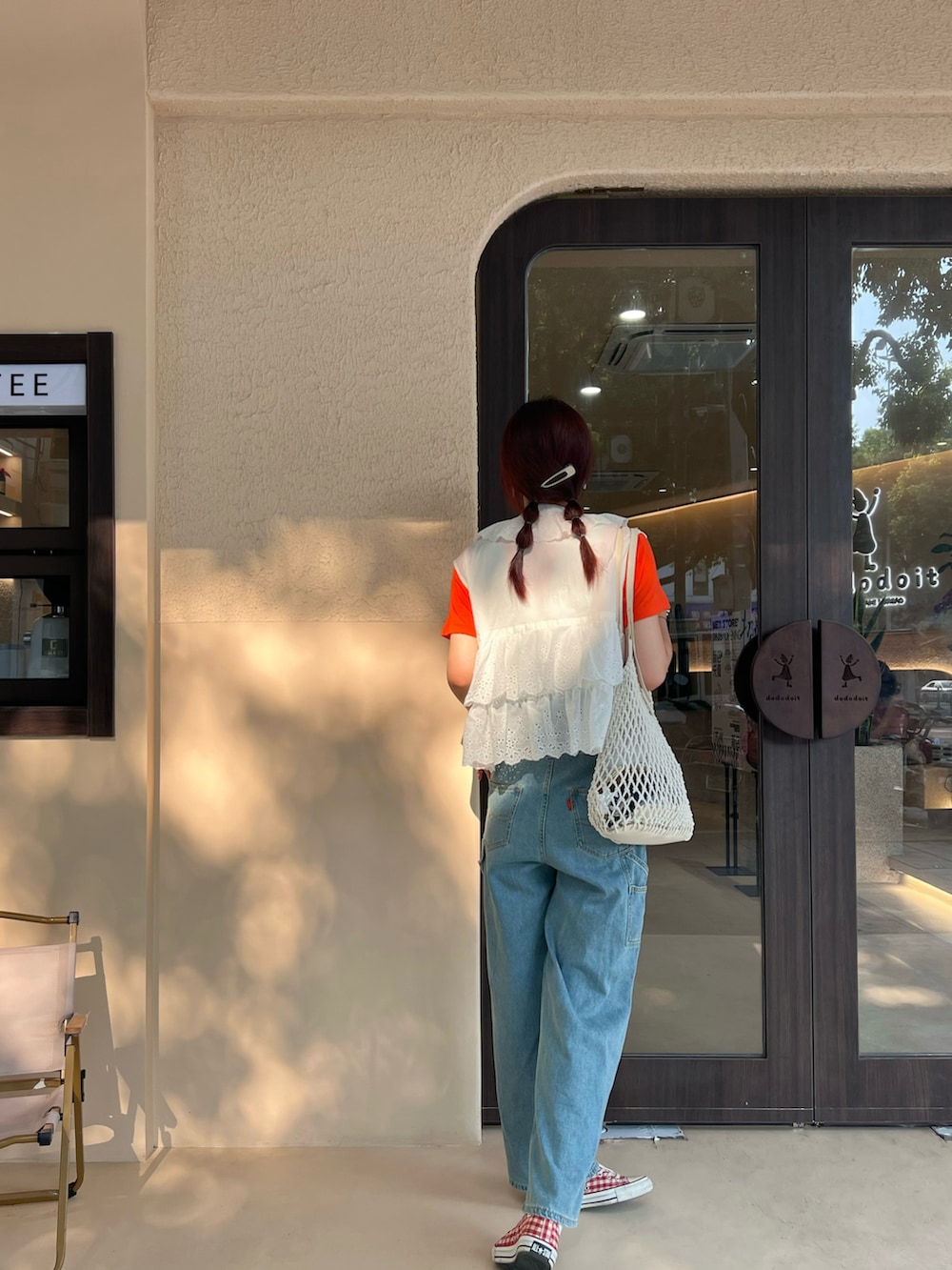 ホワイト系のシャツ/ブラウス、オレンジ系のTシャツ/カットソー、ブルー系のつなぎ/オールインワンを着用したレディースの夏コーディネートの4枚目の写真