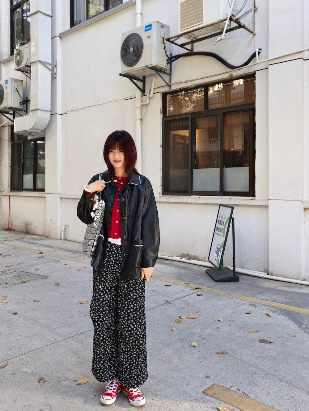 ブラック系のその他パンツ、レッド系のスニーカー、レッド系のカーディガン/ボレロを着用したレディースの冬コーディネートの2枚目の写真