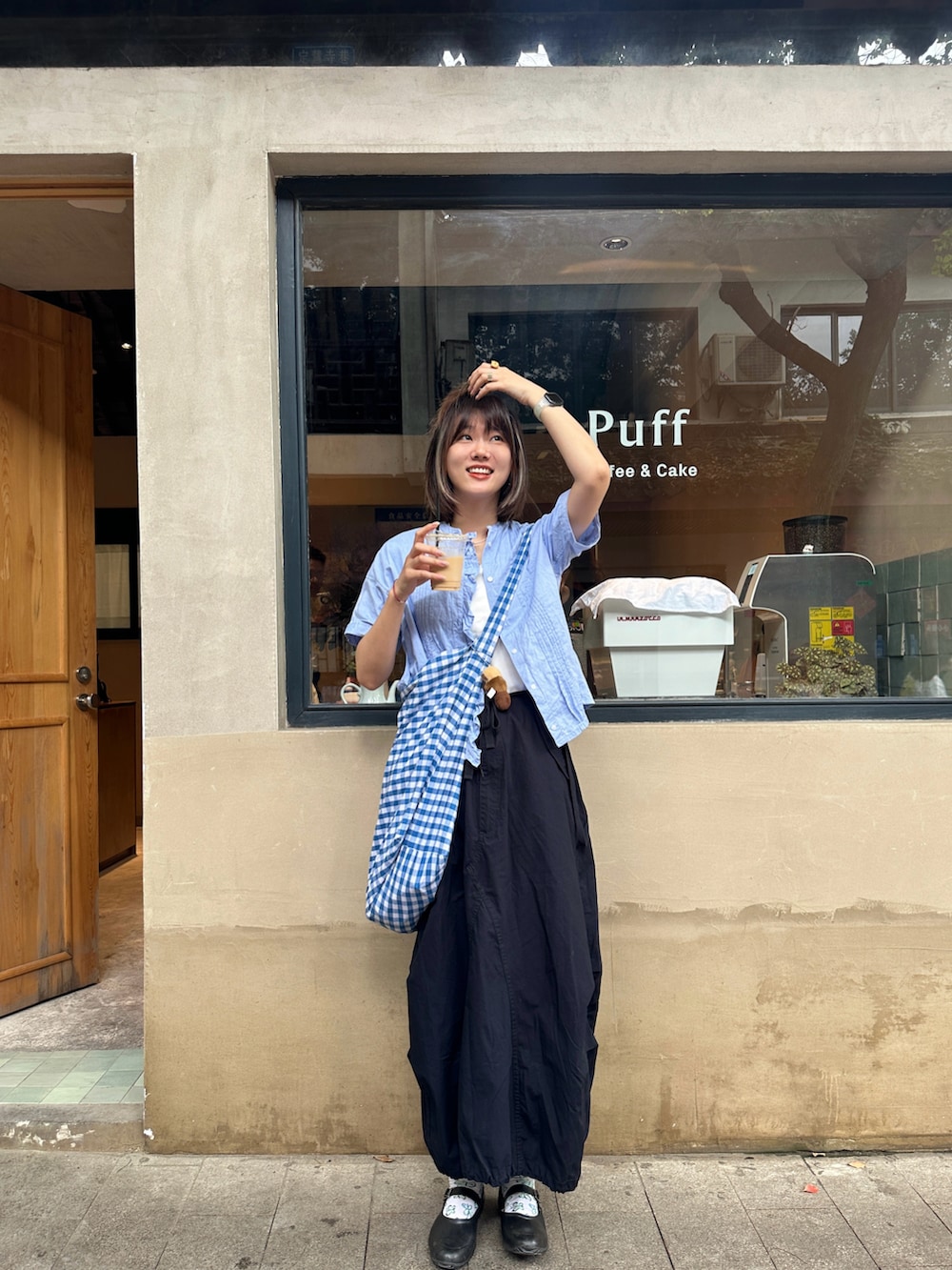 ブルー系のワンピース、ブラック系のレインシューズ、ブルー系のシャツ/ブラウスを着用したレディースの夏コーディネートの2枚目の写真