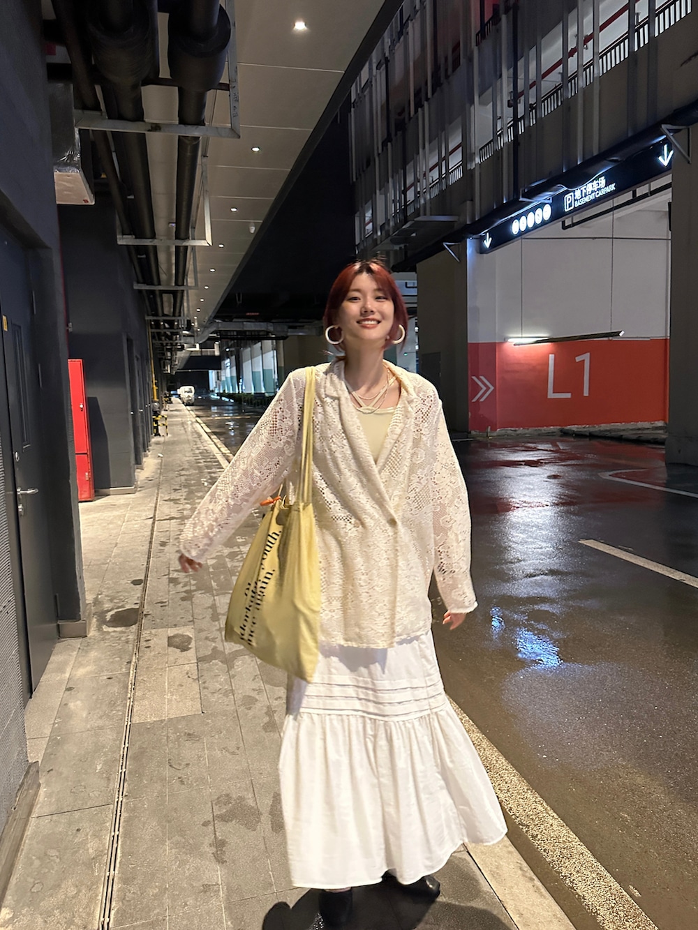 ホワイト系のテーラードジャケット、ホワイト系のスカート、ホワイト系のキャミソールを着用したレディースの夏コーディネートの2枚目の写真