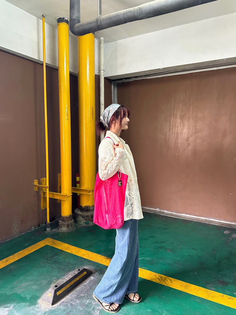 ホワイト系のTシャツ/カットソー、ピンク系のトートバッグ、ブルー系のデニムパンツを着用したレディースの夏コーディネートの2枚目の写真