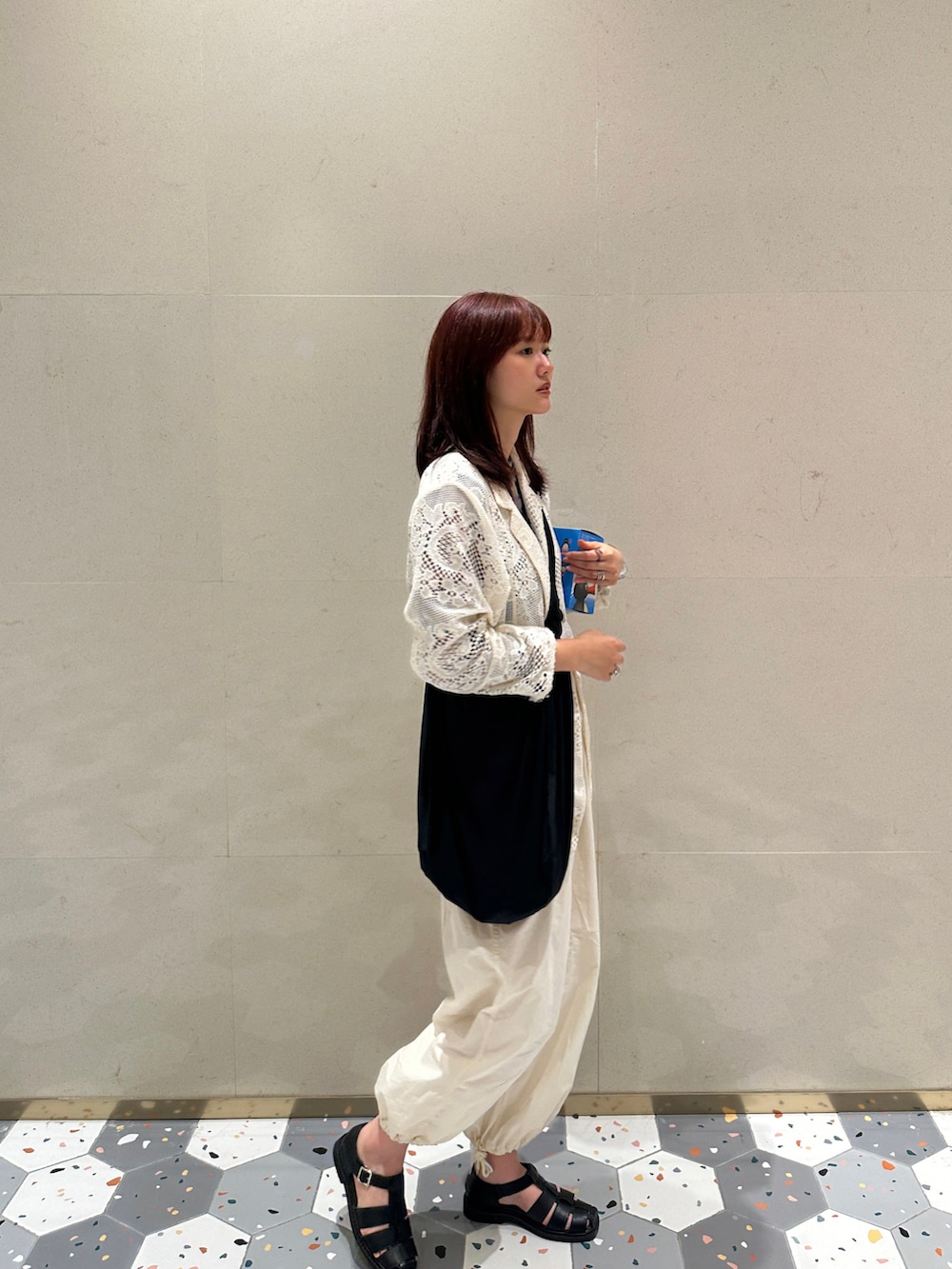 ホワイト系のテーラードジャケット、ベージュ系のその他パンツ、ブラック系のキャミソールを着用したレディースの春コーディネートの3枚目の写真