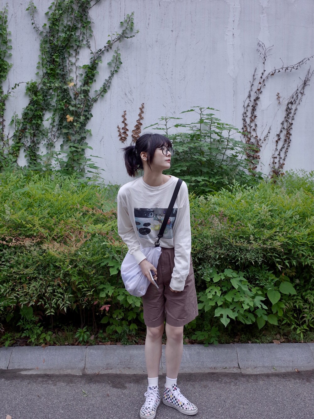 ブルー系のベスト、ピンク系のTシャツ/カットソー、ブラウン系のその他パンツを着用したレディースの春コーディネートの3枚目の写真