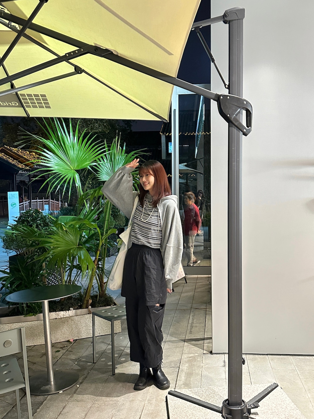 グリーン系のTシャツ/カットソー、グレー系のカーディガン/ボレロ、ブラック系のその他パンツを着用したレディースの秋コーディネートの4枚目の写真