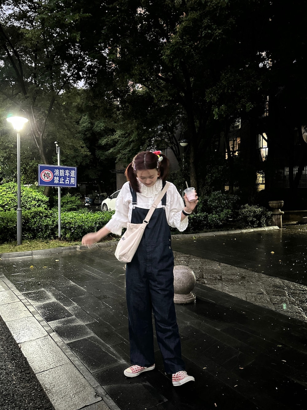 ホワイト系のシャツ/ブラウス、ベージュ系のショルダーバッグ、ブルー系のサロペット/オーバーオールを着用したレディースの春コーディネートの3枚目の写真