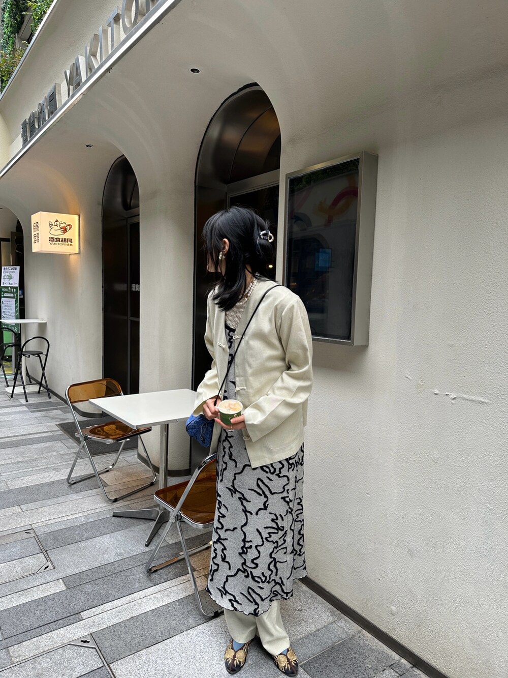 ホワイト系のワンピース、ベージュ系のその他パンツ、ホワイト系のシャツ/ブラウスを着用したレディースの春コーディネートの2枚目の写真