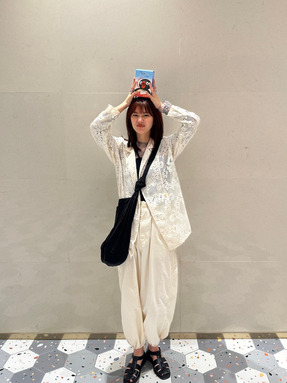 ホワイト系のテーラードジャケット、ベージュ系のその他パンツ、ブラック系のキャミソールを着用したレディースの春コーディネートの2枚目の写真