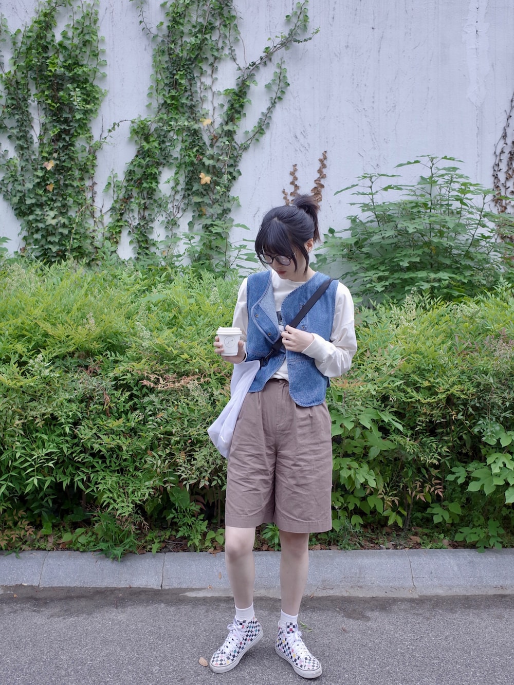 ブルー系のベスト、ピンク系のTシャツ/カットソー、ブラウン系のその他パンツを着用したレディースの春コーディネートの2枚目の写真