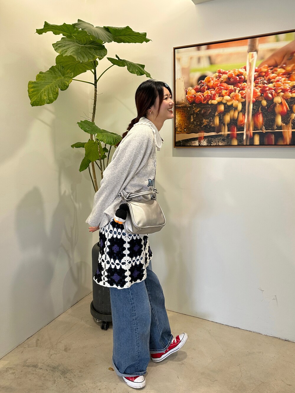 グレー系のスウェット、シルバー系のハンドバッグ、ホワイト系のシャツ/ブラウスを着用したレディースの冬コーディネートの3枚目の写真