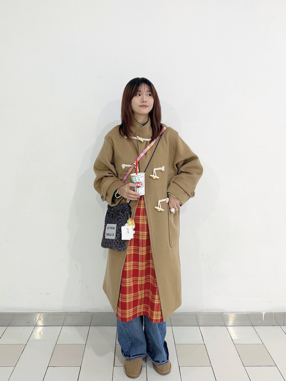 グリーン系のその他アウター、グレー系のニット/セーター、その他のショルダーバッグを着用したレディースの冬コーディネートの2枚目の写真