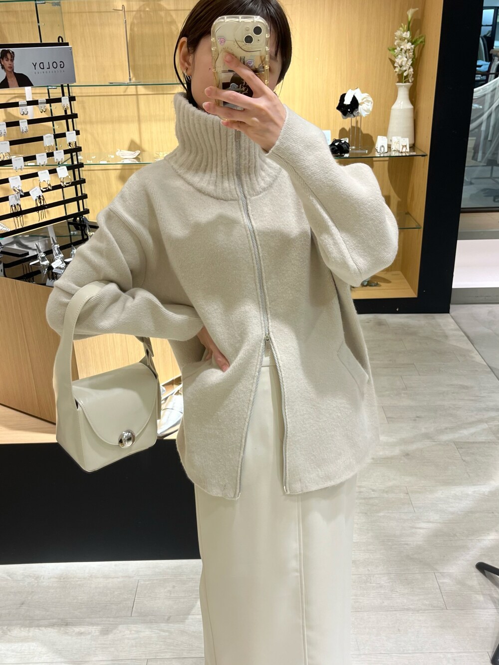 ホワイト系のショルダーバッグ、ホワイト系のその他アウター、ブラウン系のパンプスを着用したレディースの秋コーディネートの5枚目の写真