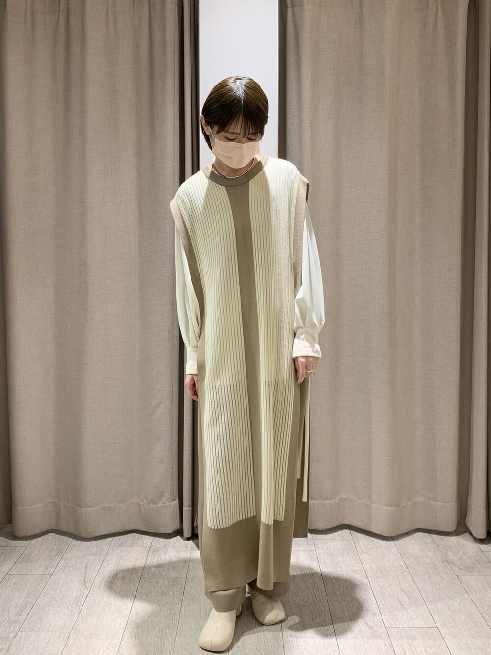 ホワイト系のワンピース、ブラウン系のその他パンツ、ホワイト系のブーツを着用したレディースの冬コーディネートの3枚目の写真