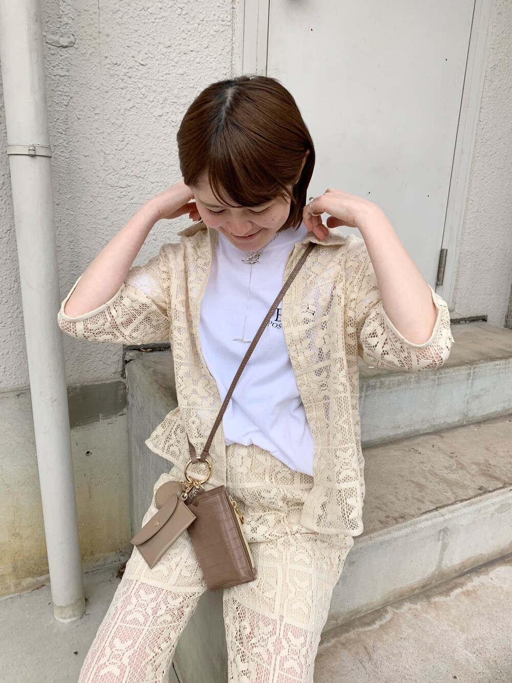 ホワイト系のシャツ/ブラウス、ホワイト系のその他パンツ、ベージュ系のサンダルを着用したレディースの夏コーディネートの4枚目の写真