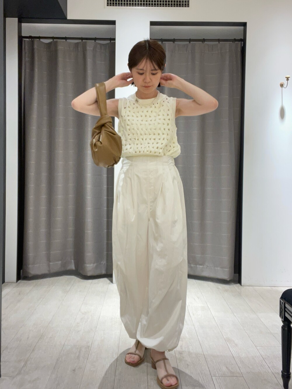 ベージュ系のサンダル、ホワイト系のニット/セーター、ホワイト系のその他パンツを着用したレディースの夏コーディネートの3枚目の写真