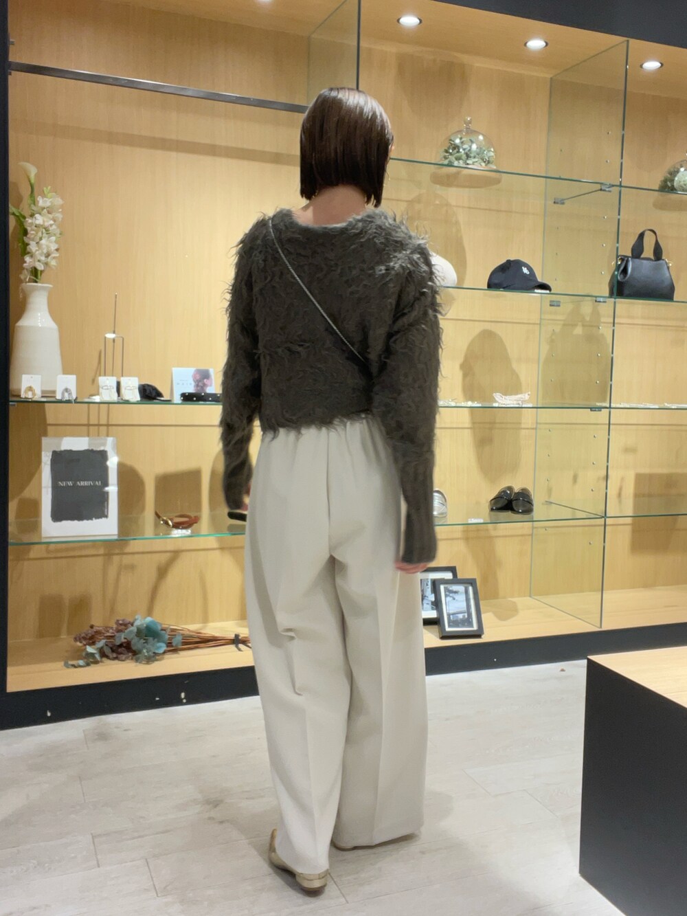 ホワイト系のバッグ、ホワイト系のその他パンツ、ゴールド系のパンプスを着用したレディースの秋コーディネートの2枚目の写真