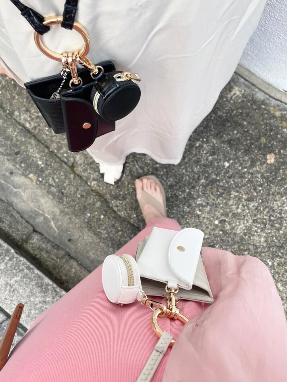 ピンク系のシャツ/ブラウス、ピンク系のスカート、ホワイト系のショルダーバッグを着用したレディースの春コーディネートの4枚目の写真