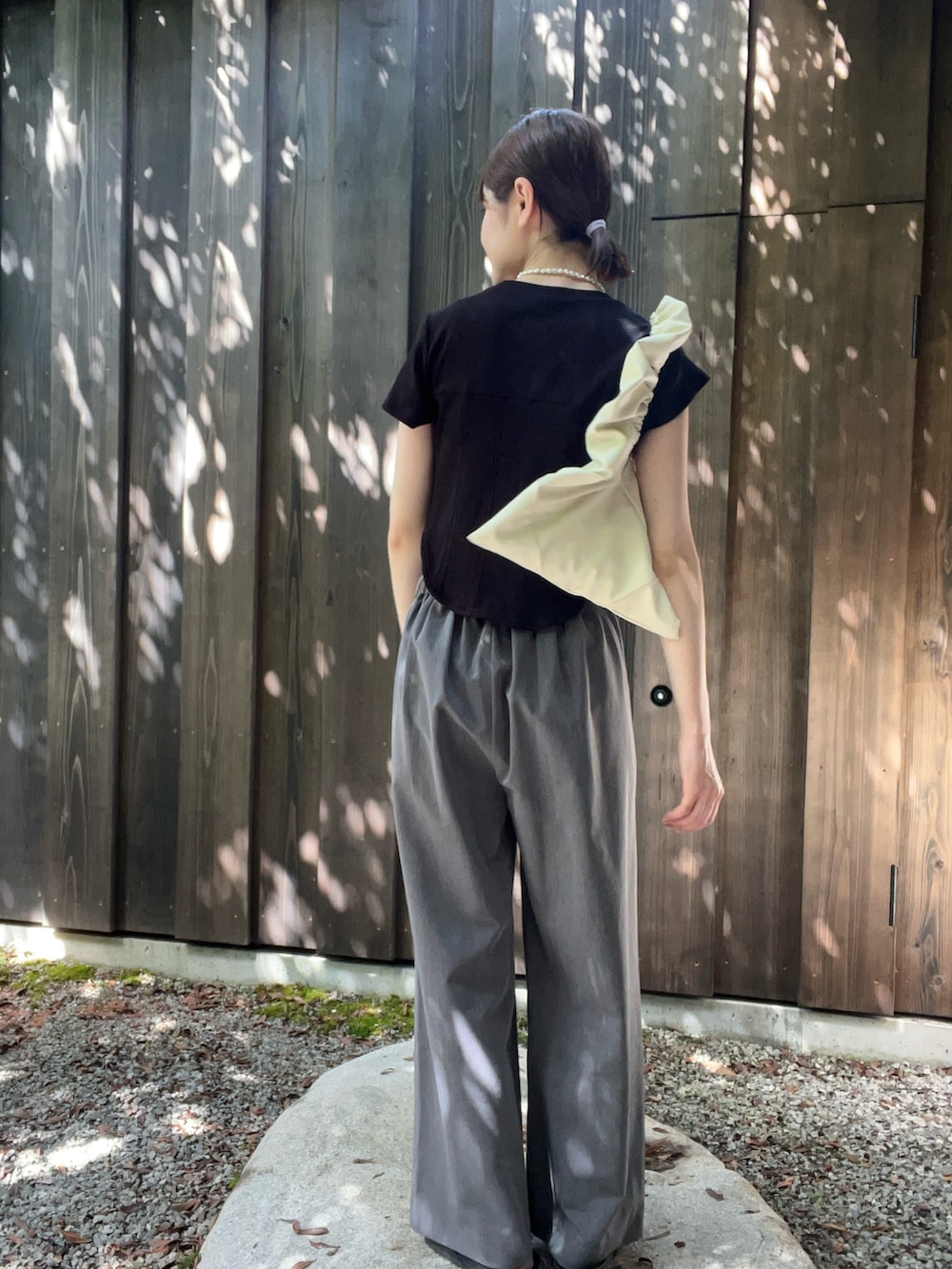 ブラック系のTシャツ/カットソー、グレー系のその他パンツ、その他のその他を着用したレディースの夏コーディネートの2枚目の写真