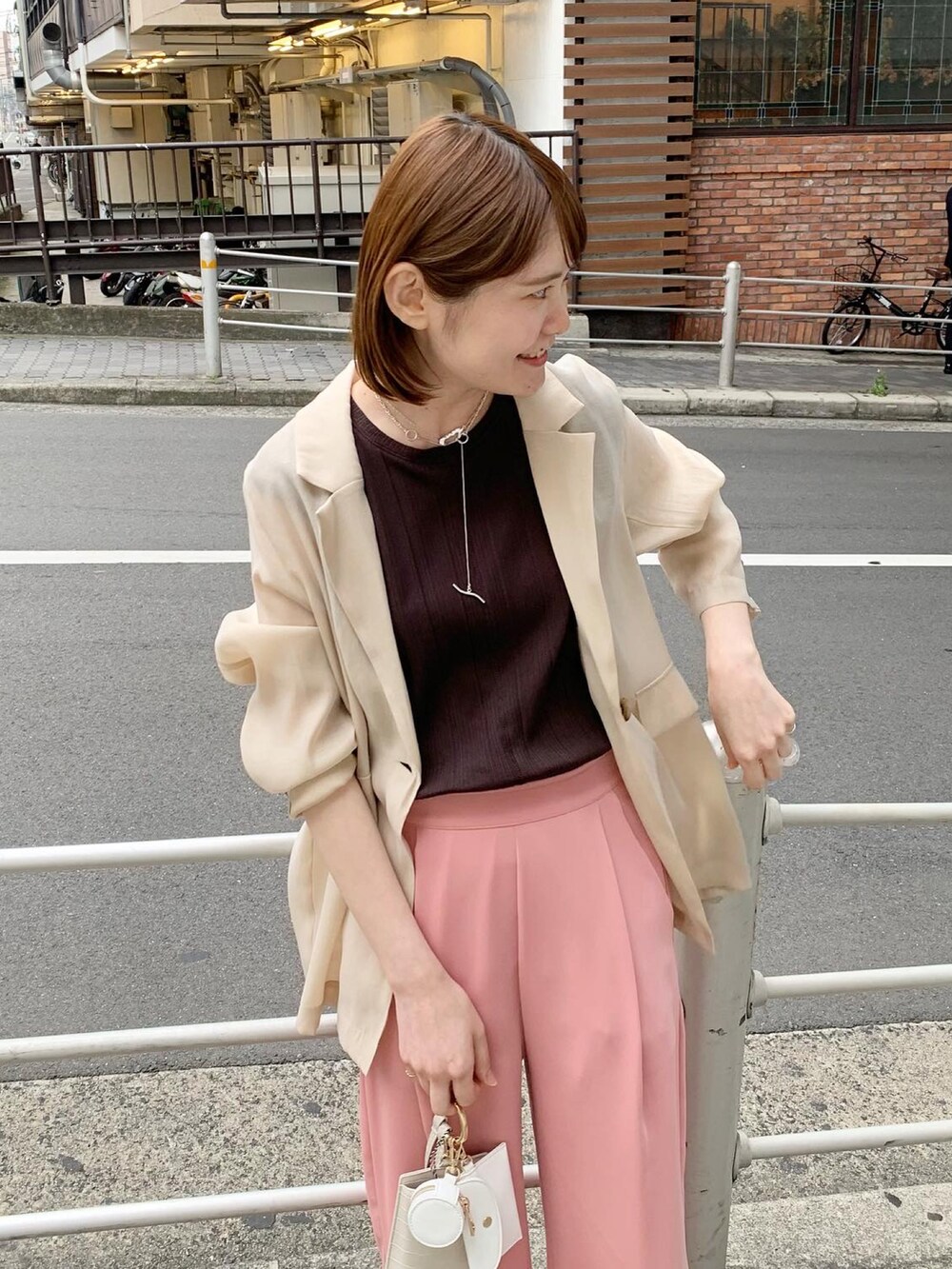 ベージュ系のサンダル、ピンク系のその他パンツ、ベージュ系のテーラードジャケットを着用したレディースの春コーディネートの3枚目の写真