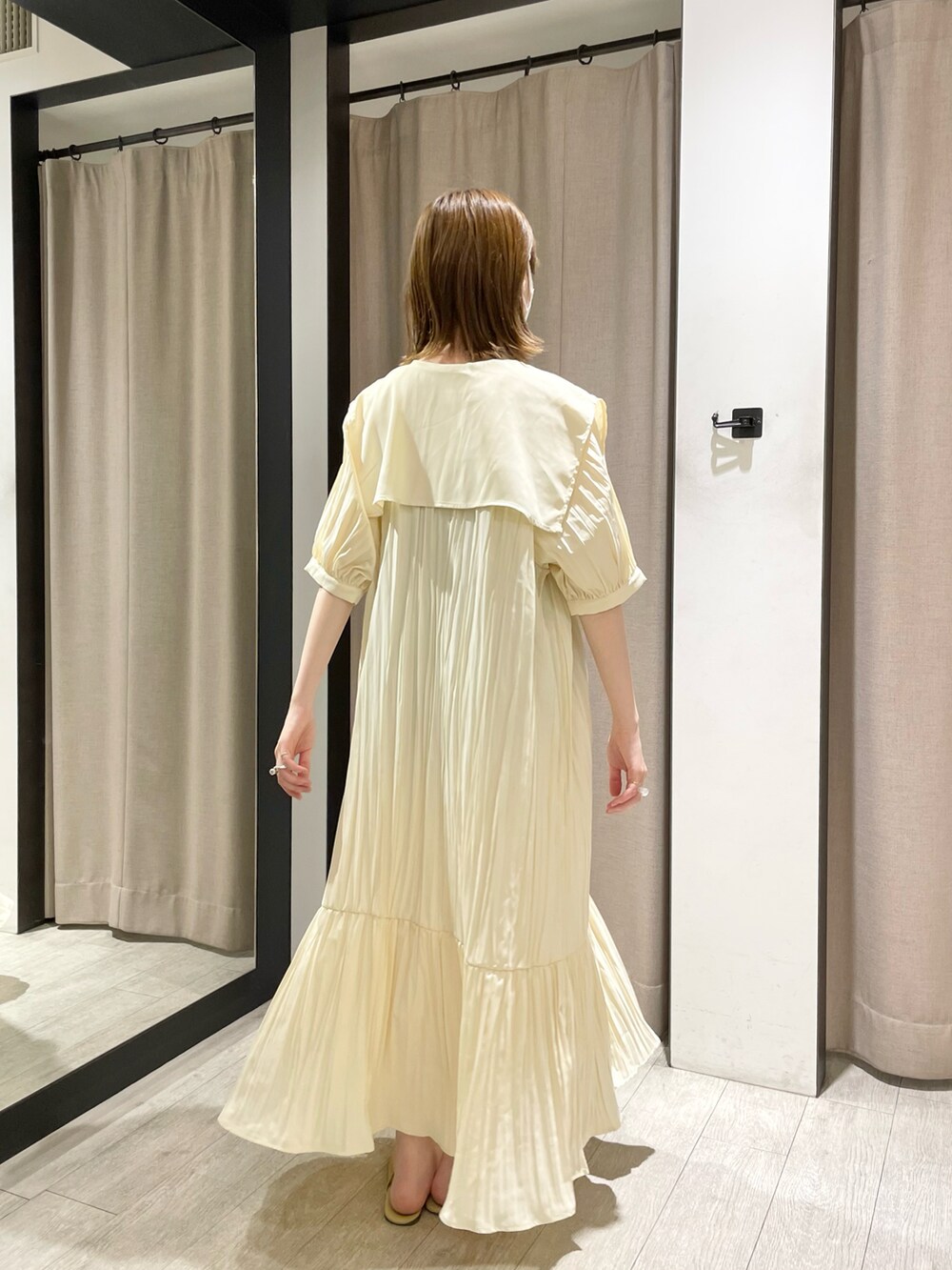 ホワイト系のワンピース、その他のその他を着用したレディースの夏コーディネートの3枚目の写真