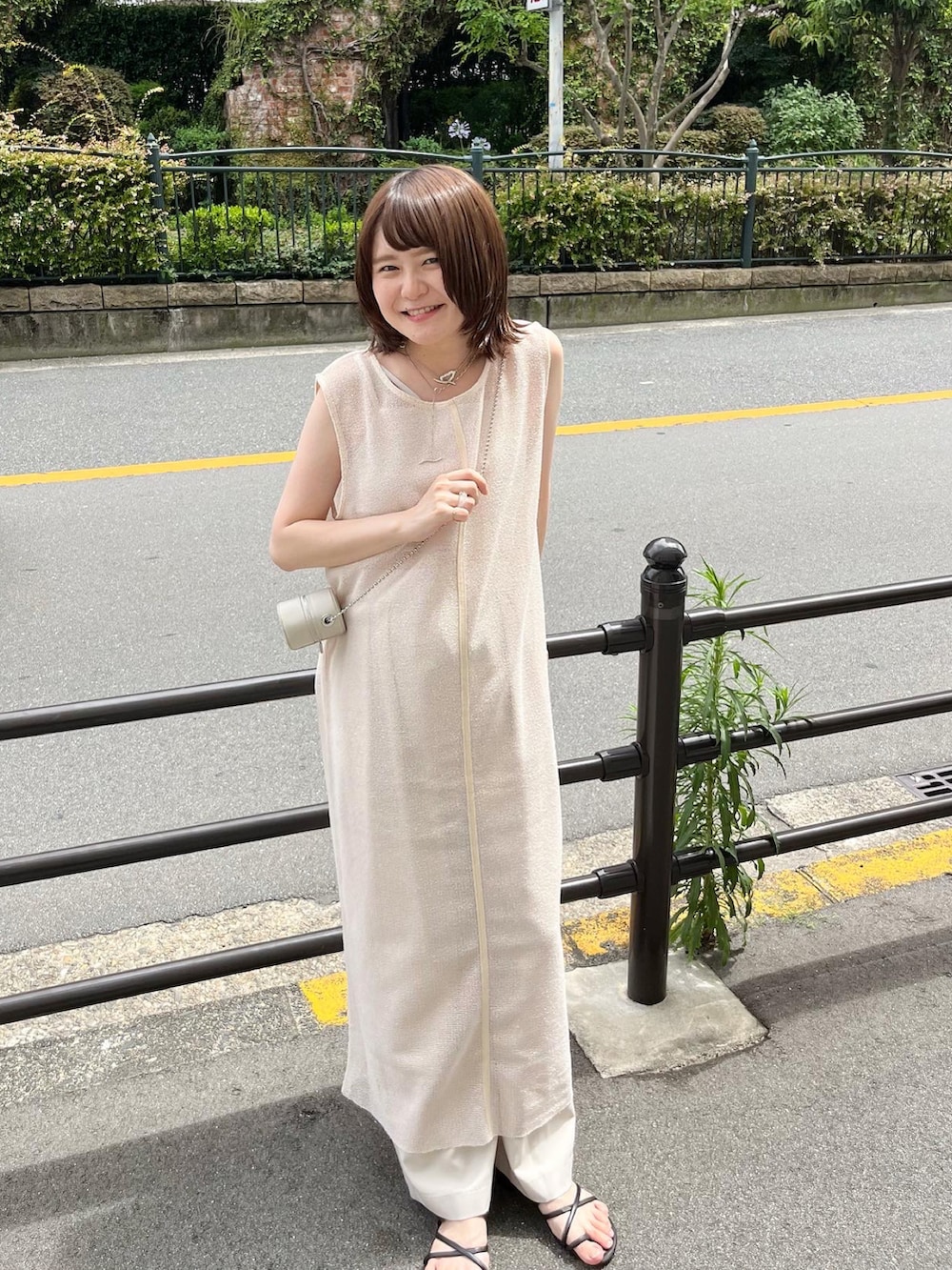 ホワイト系のワンピース、ホワイト系の水着、その他のその他を着用したレディースの夏コーディネートの2枚目の写真