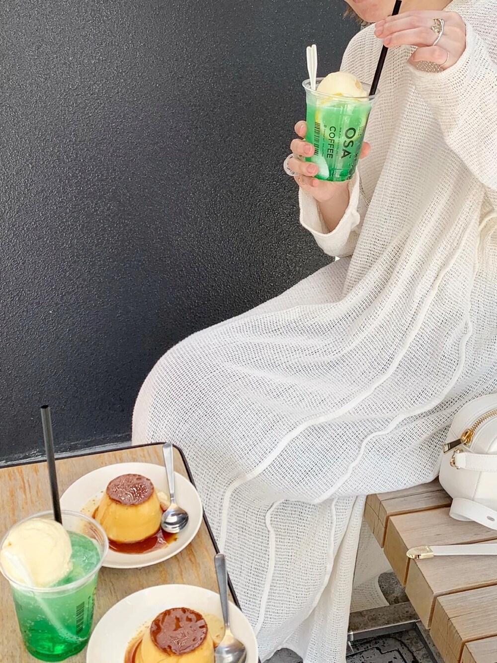 ホワイト系のワンピース、パープル系のその他パンツ、ホワイト系のハットを着用したレディースの夏コーディネートの3枚目の写真