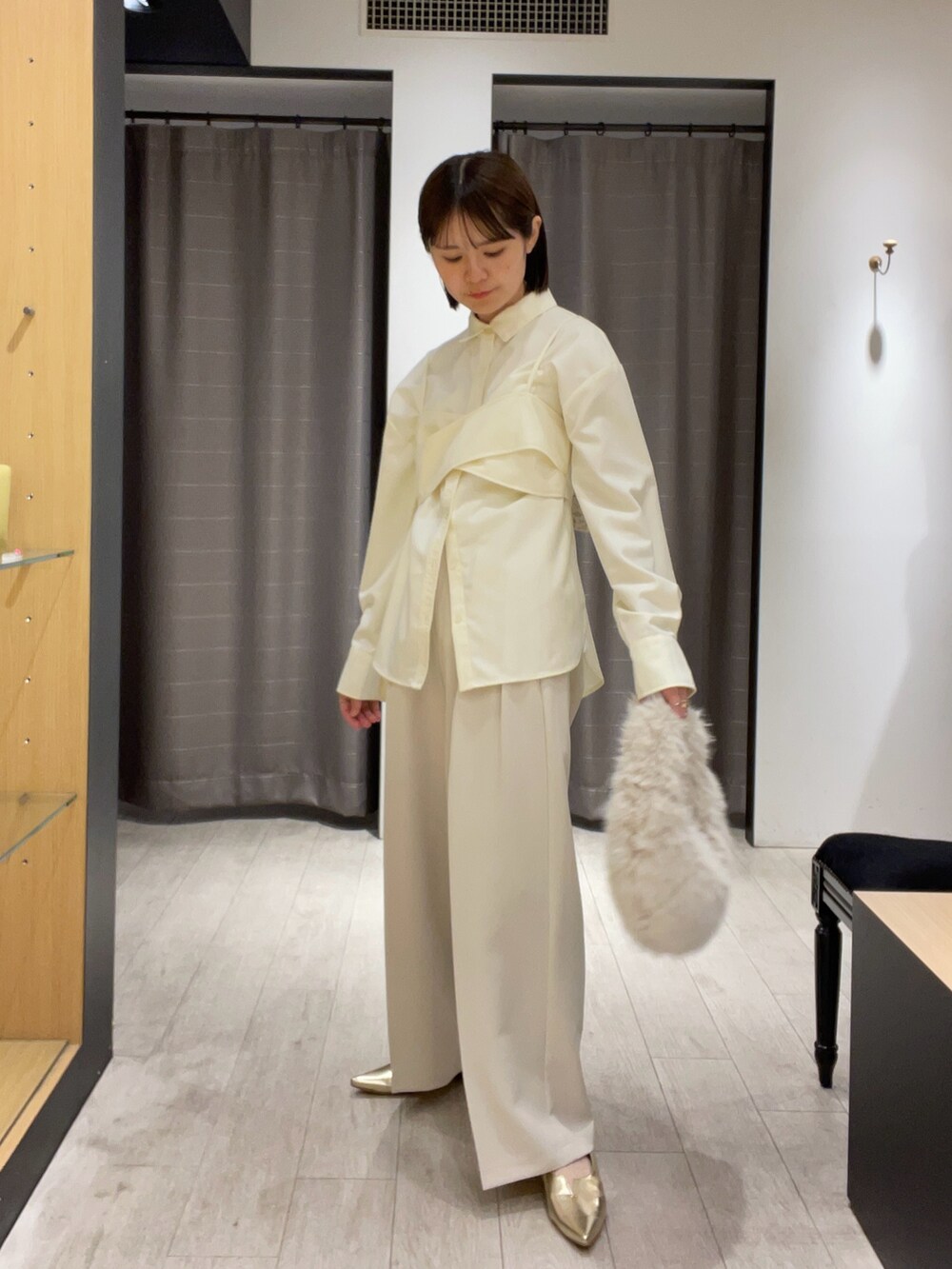 「レイヤードスタイル、ビスチェ、シャツスタイル、シャツ、フラットシューズ、ワイドパンツ、ワントーンコーデ、ファー小物、ファーバッグ、淡色コーデ、淡色女子、きれいめカジュアル、キレイめ、オフィスカジュアル、通勤コーデ」｜「CAPRICIEUX LE'MAGEのオーバルファーバッグ（ハンドバッグ、ホワイト系）」を使った、mari_lemageさん（骨格ウェーブ・レディース・160cm）の秋コーディネートの2枚目の写真