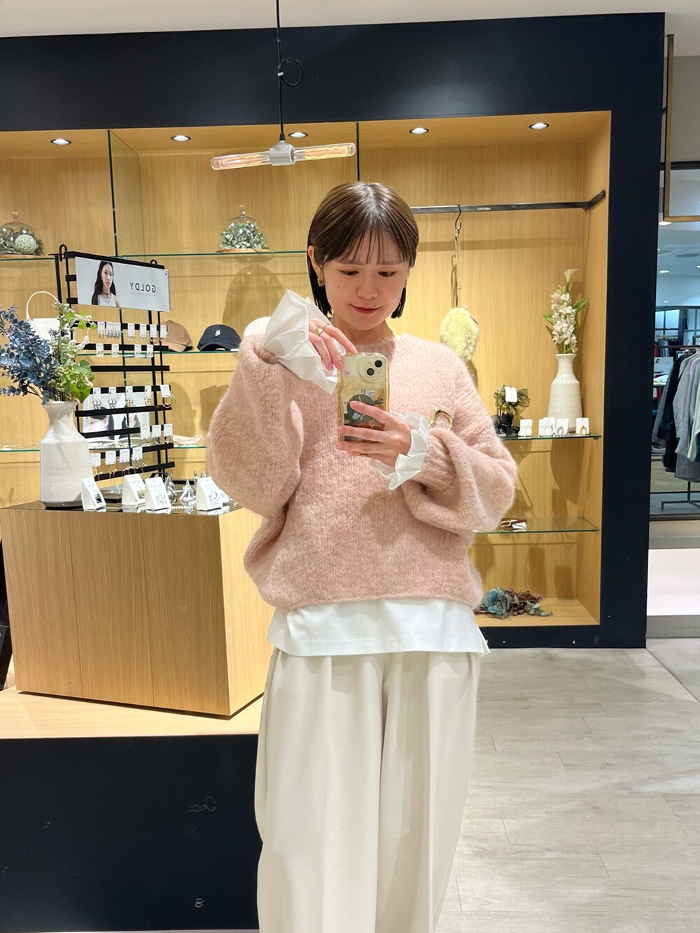 ピンク系のニット/セーター、ホワイト系のTシャツ/カットソー、ホワイト系のその他パンツを着用したレディースの冬コーディネートの4枚目の写真