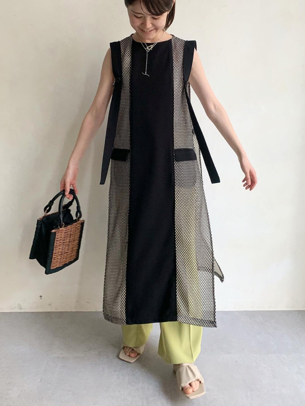 ホワイト系のサンダル、ブラック系のワンピース、グリーン系のその他パンツを着用したレディースの春コーディネートの5枚目の写真